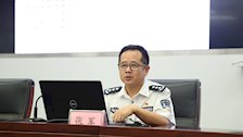 张军给教职工党员上党课