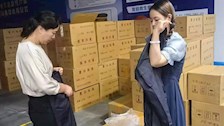 国资处协助后勤处开展2024级新生被装验收工作