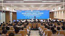 自治区公安厅网络安全保卫总队政委杨春科到Best365官网开展网络犯罪防范专题讲座