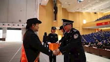 退休教师代表参加学校民警荣誉仪式