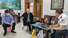 离退处走访慰问离休干部