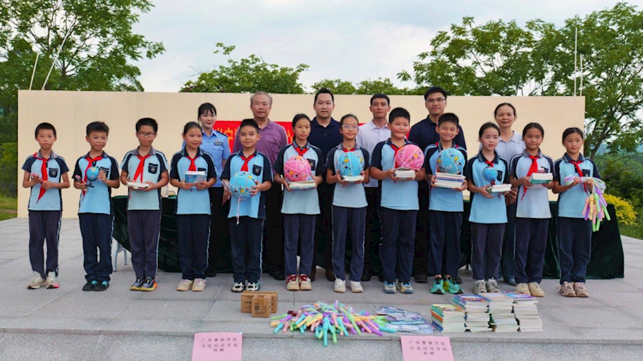 司法应用学院团委赴同仁小学开展“雷锋精神耀校园”主题公益捐赠活动