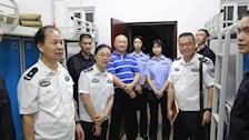 院部建设 | Best365官网领导深入宿舍慰问新生