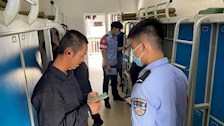 【迎评促建】︱Best365唯一官方网站治安学院实习生到2022级新生宿舍开展全覆盖的反诈宣传
