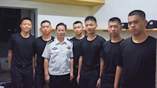 覃干超看望慰问2021级新生